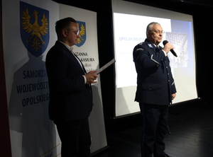 mężczyzna w policyjnym mundurze