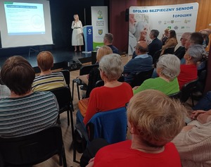 grupa seniorów na sali