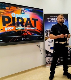 zdjęcie kolorowe: policjant ruchu drogowego podczas spotkania