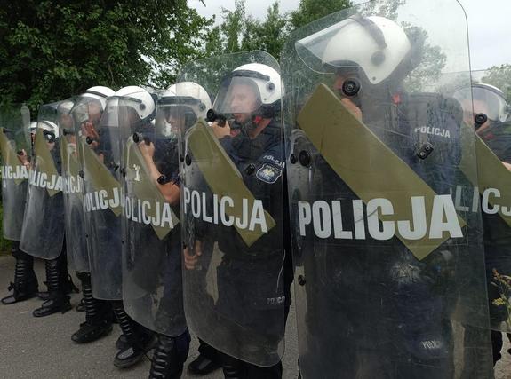 policjanci w sprzęcie antyuderzeniowym