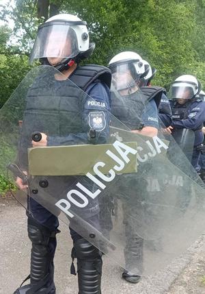 policjanci w sprzęcie antyuderzeniowym