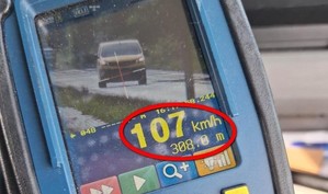ręczny miernik prędkość z wyświetloną prędkością 107 km/h