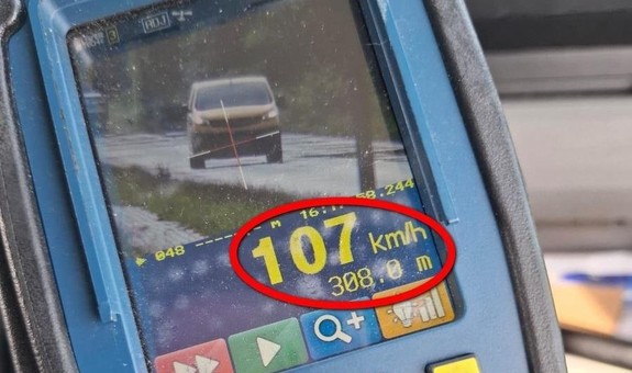 ręczny miernik prędkość z wyświetloną prędkością 107 km/h