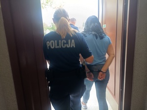 policjantka prowadzi poszukiwaną
