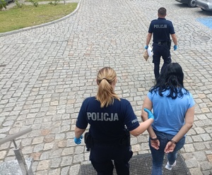 policjantka wyprowadza zatrzymaną z komendy