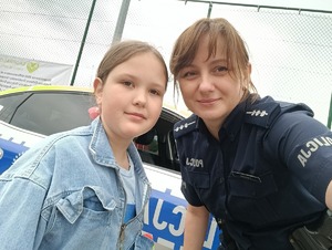 policjantka z dziewczynką