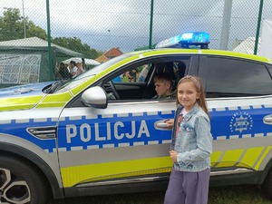 Dzieci przy radiowozie