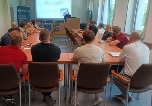 policjanci w sali konferencyjnej podczas szkolenia