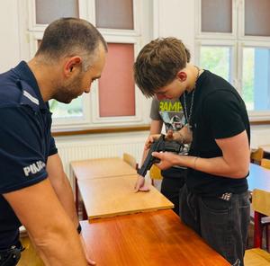 nastolatek i policjant