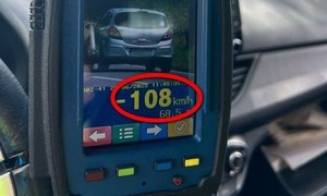 na policyjnym videorejestratorze wyświetlana prędkość 108 m/h