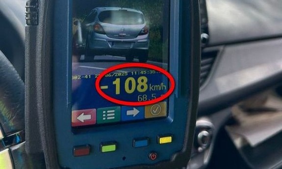 na policyjnym videorejestratorze wyświetlana prędkość 108 m/h