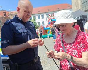 policjant rozmawia z seniorką