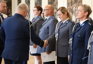 komendant policji wręcza rozkaz policjantce