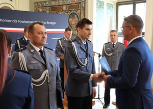 starosta gratuluje policjantom