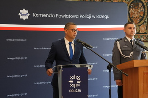 mężczyzna w garniturze i policjant
