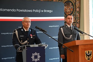 komendant policji w mundurze wyjściowym