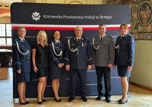 uśmiechnięte osoby na zdjęciu