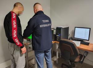 technik kryminalistyki wykonuje daktyloskopię zatrzymanemu