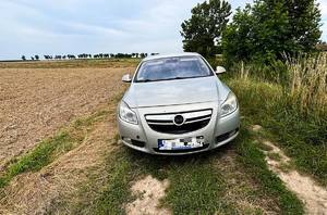 Samochód w polu.