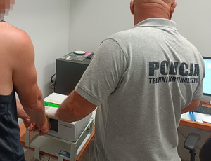 technik policyjny pobiera daktyloskopię