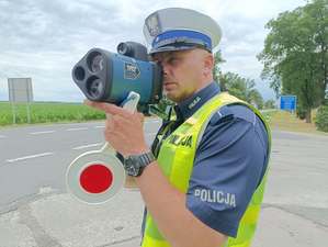policjant pracuje na ręcznym mierniku prędkości
