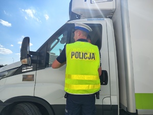 policjant kontroluje samochód