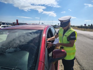 policjantka kontroluje pojazd