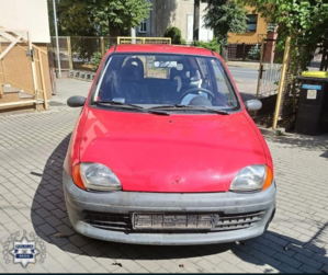 czerwony samochód bez tablicy rejestracyjnej