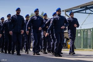 Policjanci maszerują w szyku