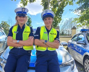 policjantki w białych czapkach
