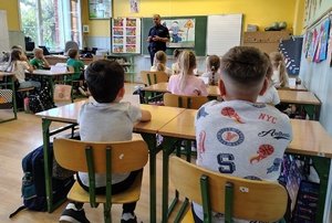 policjant rozmawia z dziećmi