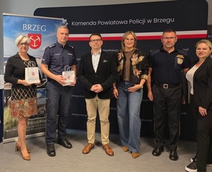 zdjęcie kolorowe: Violetta Jaskólska-Palus - Burmistrz Brzegu w obecności Zastępcy Burmistrza Piotra Tarapaty, na ręce Komendanta Powiatowego Policji w Brzegu insp. Michała Karońskiego i Komendanta Straży Miejskiej w Brzegu Adama Bieleckiego.