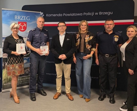 zdjęcie kolorowe: Violetta Jaskólska-Palus - Burmistrz Brzegu w obecności Zastępcy Burmistrza Piotra Tarapaty, na ręce Komendanta Powiatowego Policji w Brzegu insp. Michała Karońskiego i Komendanta Straży Miejskiej w Brzegu Adama Bieleckiego.