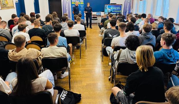 policjanci rozmawiają z grupą młodzieży