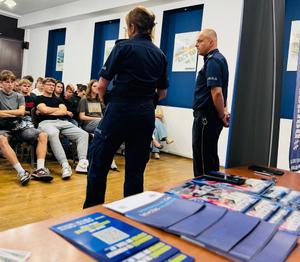 policjanci rozmawiają z grupą nastolatków