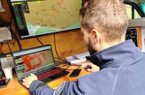 policjant pracuje na mapie