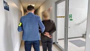 policjant prowadzi zatrzymaną