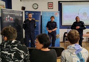 policjanci rozmawiają z młodzieżą