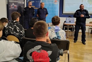 policjanci i młodzież w sali wykładowej