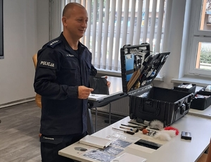 policjant w mundurze