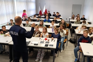 młodzież w szkolnych ławkach