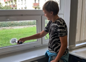 chłopiec z piórem do ściągania odcisków palców