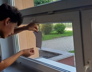 chłopiec przy oknie