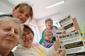 uśmiechnięci seniorzy i policjanta