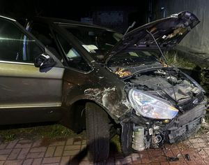 rozbity samochód po kolizji, uszkodzona maska