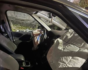 wnętrze samochodu z wybitymi poduszkami powietrznymi