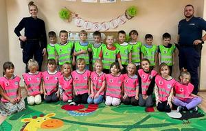 uśmiechnięci policjanci i grupa przedszkolaków