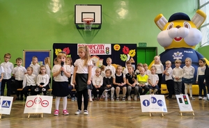 grupa przedszkolaków podczas występu artystycznego