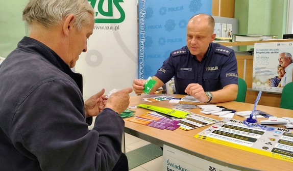 policjant rozmawia z seniorem
