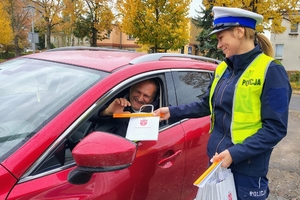 policjantka rozmawia z kierowcą